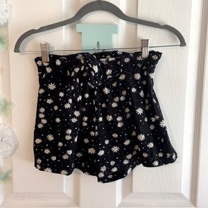 Cute tie front daisy print short - very slightly worn